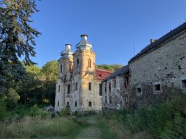 Pod bývalým hostincem